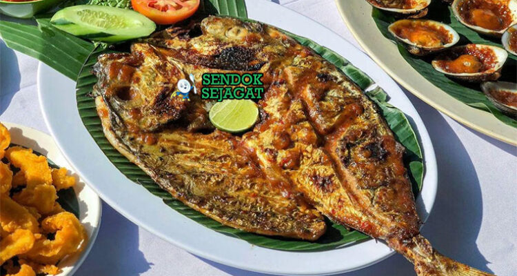 Ikan bakar Jimbaran khas Bali kulit mengkilap madu kecap, nasi hangat, lalapan timun kemangi, sambal terasi, piring pantai Jimbaran