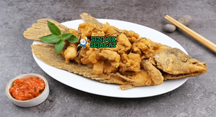 Ikan goreng telur asin khas Jawa Tengah kulit renyah saus telur asin kental manis pedas nasi hangat lalapan timun kemangi sambal terasi