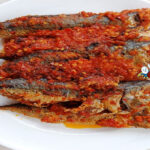 Ikan Kembung Balado ikan goreng renyah kuah sambal cabe merah nasi rendang gulai kerupuk piring Padang