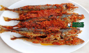 Ikan Kembung Balado ikan goreng renyah kuah sambal cabe merah nasi rendang gulai kerupuk piring Padang