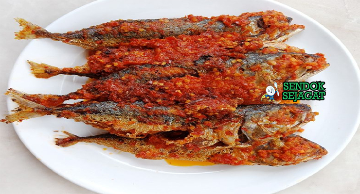 Ikan Kembung Balado ikan goreng renyah kuah sambal cabe merah nasi rendang gulai kerupuk piring Padang