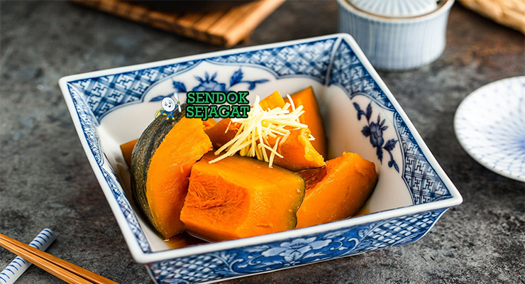 Kabocha no Nimono labu kabocha potong rebus kuah manis gurih dashi nasi miso soup piring Jepang