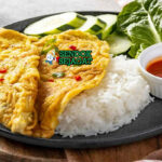 Kai Jeow khas Thailand, telur dadar renyah garing wangi bawang kecap ikan, nasi putih hangat, saus prik nam pla, lalapan segar, sajian warung Bangkok autentik