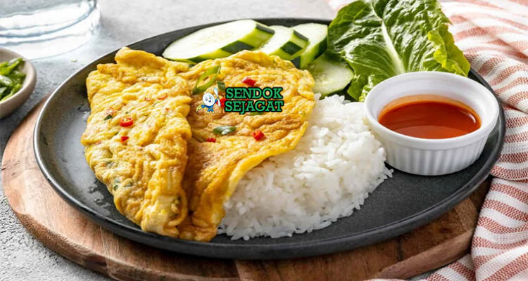 Kai Jeow khas Thailand, telur dadar renyah garing wangi bawang kecap ikan, nasi putih hangat, saus prik nam pla, lalapan segar, sajian warung Bangkok autentik