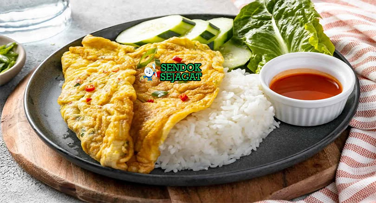 Kai Jeow khas Thailand, telur dadar renyah garing wangi bawang kecap ikan, nasi putih hangat, saus prik nam pla, lalapan segar, sajian warung Bangkok autentik