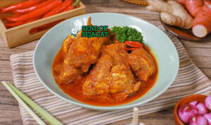 Kalio Ayam kuah santan kuning kental ayam potong cabe merah utuh nasi rendang sambal kerupuk