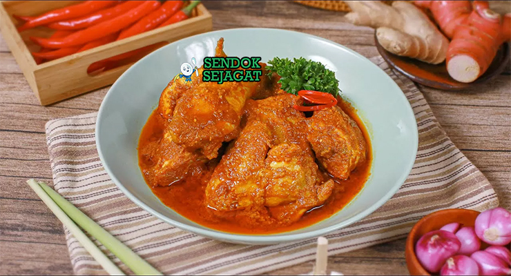 Kalio Ayam kuah santan kuning kental ayam potong cabe merah utuh nasi rendang sambal kerupuk