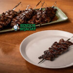 Kangaroo Satay tusuk kanguru panggang arang pepperberry sauce merah pedas damper bread bush salad