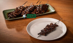 Kangaroo Satay tusuk kanguru panggang arang pepperberry sauce merah pedas damper bread bush salad