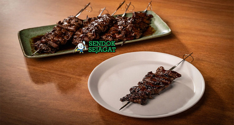 Kangaroo Satay tusuk kanguru panggang arang pepperberry sauce merah pedas damper bread bush salad