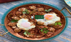 Kefta Mkaouara bola daging domba kuah tomat telur setengah matang peterseli roti khobz piring Maroko