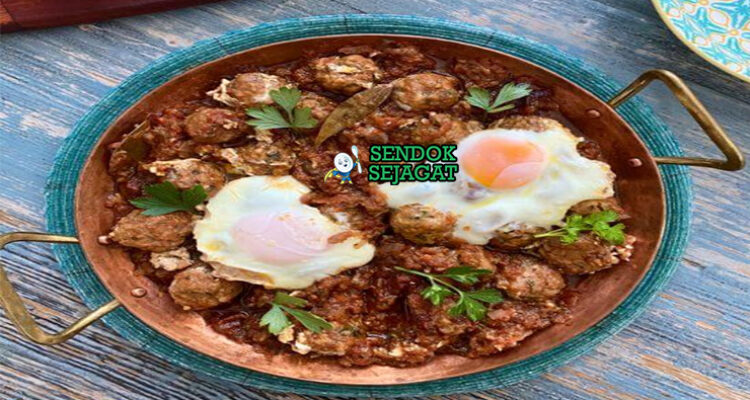 Kefta Mkaouara bola daging domba kuah tomat telur setengah matang peterseli roti khobz piring Maroko