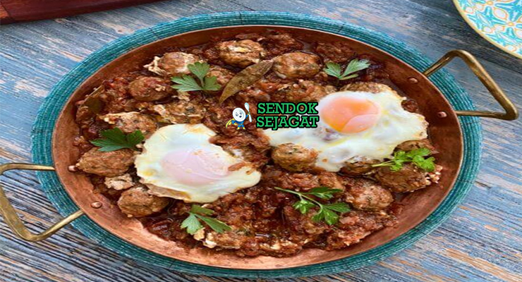 Kefta Mkaouara bola daging domba kuah tomat telur setengah matang peterseli roti khobz piring Maroko