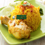 Khao Mok Gai nasi kuning ayam kari rempah santan bawang goreng acar timun nanas piring Thailand Selatan