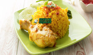 Khao Mok Gai nasi kuning ayam kari rempah santan bawang goreng acar timun nanas piring Thailand Selatan