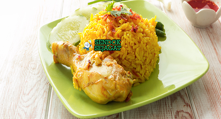 Khao Mok Gai nasi kuning ayam kari rempah santan bawang goreng acar timun nanas piring Thailand Selatan