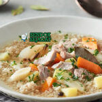 Krupnik sup barley kuah bening ayam wortel kentang dill roti rye smalec pickles mangkuk