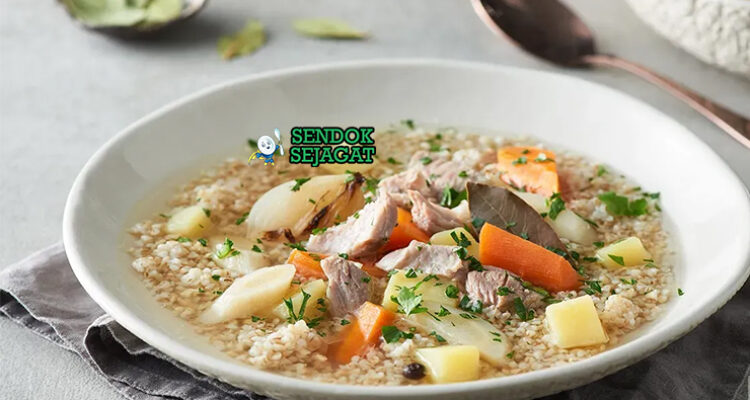 Krupnik sup barley kuah bening ayam wortel kentang dill roti rye smalec pickles mangkuk