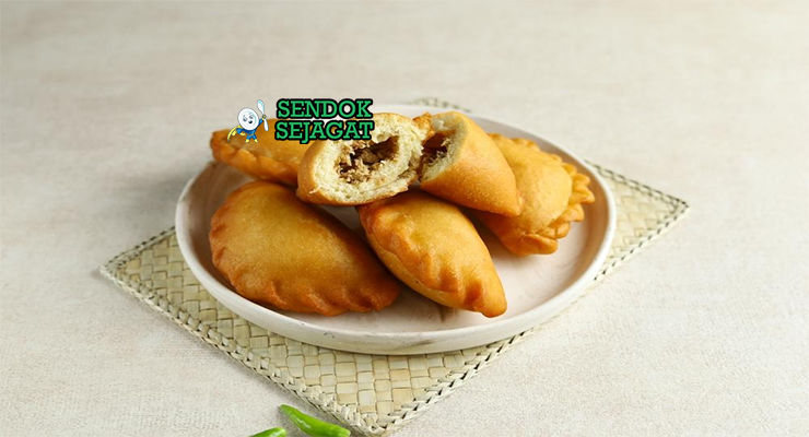 Kue Panada roti goreng golden isi ikan cakalang asap pedas Manado sambal roa nasi
