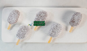 Lamington Ice Cream scoop es krim vanila potongan sponge cokelat kelapa sangrai cone Australia