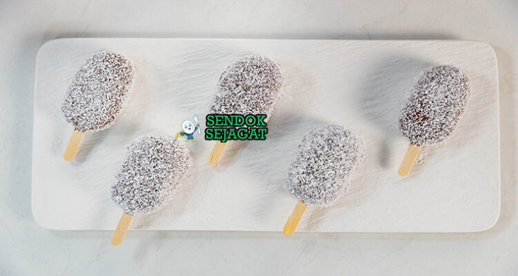 Lamington Ice Cream scoop es krim vanila potongan sponge cokelat kelapa sangrai cone Australia