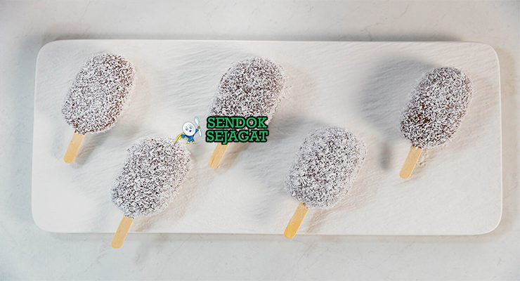 Lamington Ice Cream scoop es krim vanila potongan sponge cokelat kelapa sangrai cone Australia