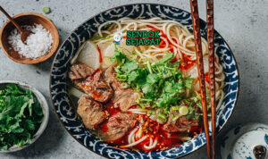 Lanzhou Beef Noodle Soup mangkuk mie kenyal kuah bening daging sapi iris daun bawang chili oil merah
