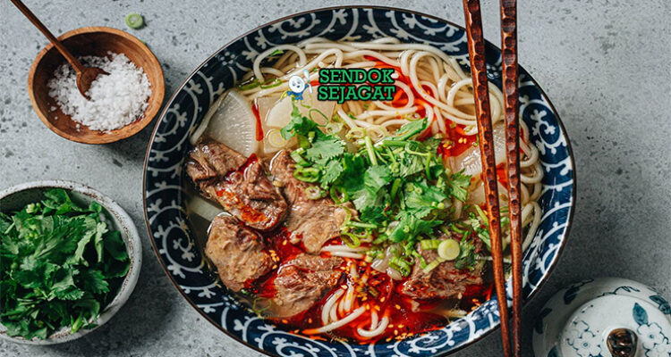 Lanzhou Beef Noodle Soup mangkuk mie kenyal kuah bening daging sapi iris daun bawang chili oil merah