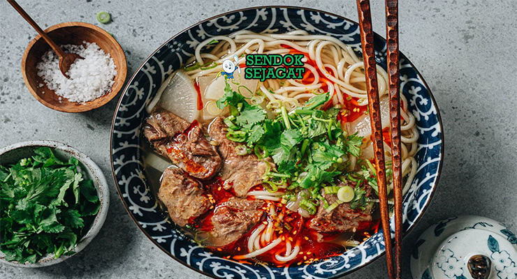 Lanzhou Beef Noodle Soup mangkuk mie kenyal kuah bening daging sapi iris daun bawang chili oil merah