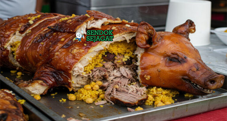 Lechona babi panggang utuh kulit renyah nasi kuning achiote arepas yuca piring Tolima Kolombia