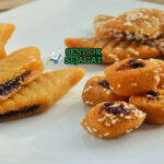 Makroudh kue semolina isi kurma madu wijen tabur golden crispy piring Tunisia Idul Fitri