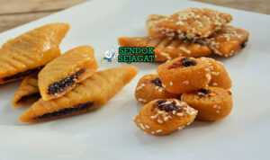 Makroudh kue semolina isi kurma madu wijen tabur golden crispy piring Tunisia Idul Fitri