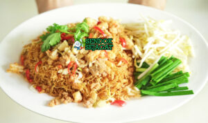 Mee krob Thailand asli, mi goreng kriuk renyah disiram saus tamarind manis asam pedas, topping ayam cincang, tahu, telur dadar, kacang tanah, bawang goreng, sajian warung Bangkok