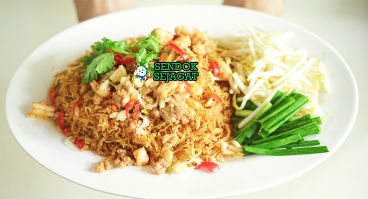 Mee krob Thailand asli, mi goreng kriuk renyah disiram saus tamarind manis asam pedas, topping ayam cincang, tahu, telur dadar, kacang tanah, bawang goreng, sajian warung Bangkok