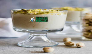 Mhalbiya pudding susu Libya dingin creamy tabur pistachio kurma kayu manis mangkuk kaca teh mint