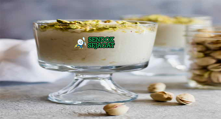 Mhalbiya pudding susu Libya dingin creamy tabur pistachio kurma kayu manis mangkuk kaca teh mint