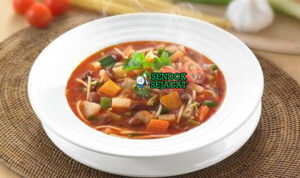 Minestrone khas Italia sup sayur kental tomat kacang borlotti pasta parmesan minyak zaitun roti panggang mangkuk Toscana