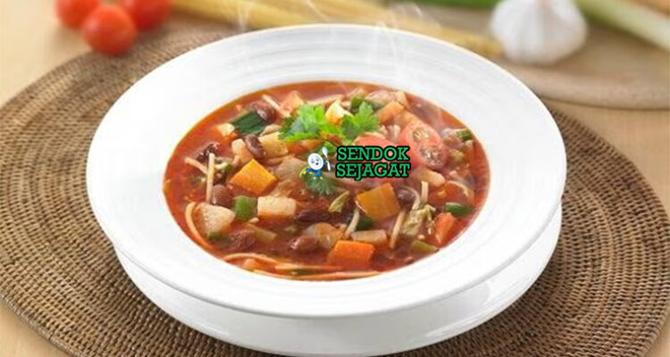 Minestrone khas Italia sup sayur kental tomat kacang borlotti pasta parmesan minyak zaitun roti panggang mangkuk Toscana