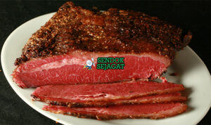 Montreal Smoked Meat iris tipis rye bread mustard kuning pickle poutine fries piring deli Kanada