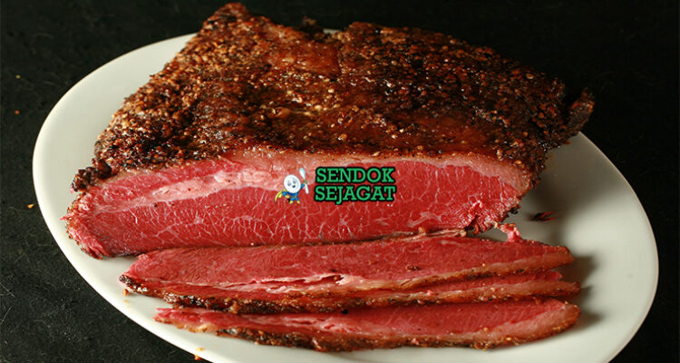 Montreal Smoked Meat iris tipis rye bread mustard kuning pickle poutine fries piring deli Kanada