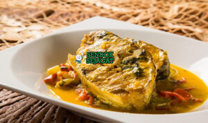 Moqueca de Peixe ikan kerapu santan dendê tomat bawang cabai ketumbar piring Bahia Brasil