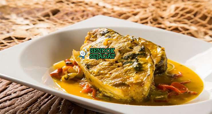 Moqueca de Peixe ikan kerapu santan dendê tomat bawang cabai ketumbar piring Bahia Brasil