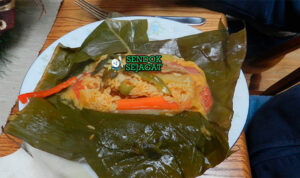 Nacatamal tamales Nikaragua daun pisang isi daging nasi kuning achiote tortilla salsa criolla piring Natal