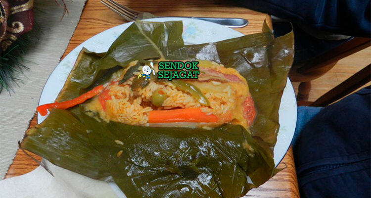 Nacatamal tamales Nikaragua daun pisang isi daging nasi kuning achiote tortilla salsa criolla piring Natal