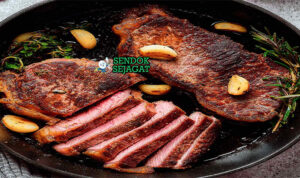 New York Strip Steak medium rare iris tipis crust renyah garlic butter baked potato creamed spinach chimichurri