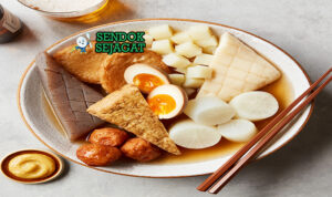 Oden Jepang sup kaldu dashi daikon konnyaku chikuwa hanpen telur rebus mustard karashi mangkuk donabe