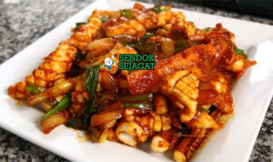 Ojingeo Bokkeum tumis cumi pedas gochujang bawang bombay wortel zucchini cabai hijau nasi kimchi