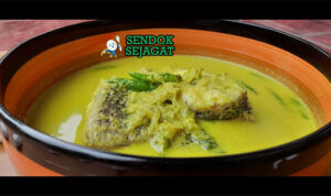 Pangek Masin kuah santan kuning ikan masin cabe merah utuh nasi rendang sambal kerupuk