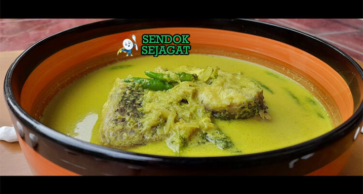 Pangek Masin kuah santan kuning ikan masin cabe merah utuh nasi rendang sambal kerupuk