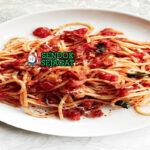 Pasta all’Amatriciana spaghetti guanciale renyah saus tomat pecorino romano basilico piring Roma Italia